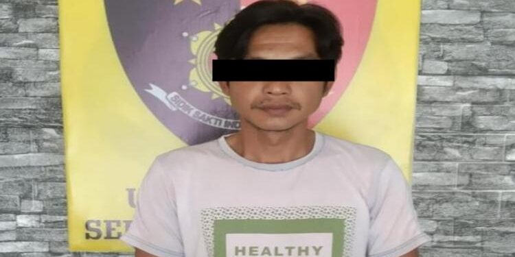 FOTO: HUMAS POLRESTA/MATAKALTENG - Pelaku pembacokan kaka kandung, pada saat diamankan polisi.