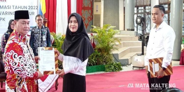 FOTO : DEVIANA/MATAKALTENG - Bupati Kotim Halikinnor saat menyerahkan SK kepada perwakilan PPPK tenaga nakes, Kamis 27 April 2023.