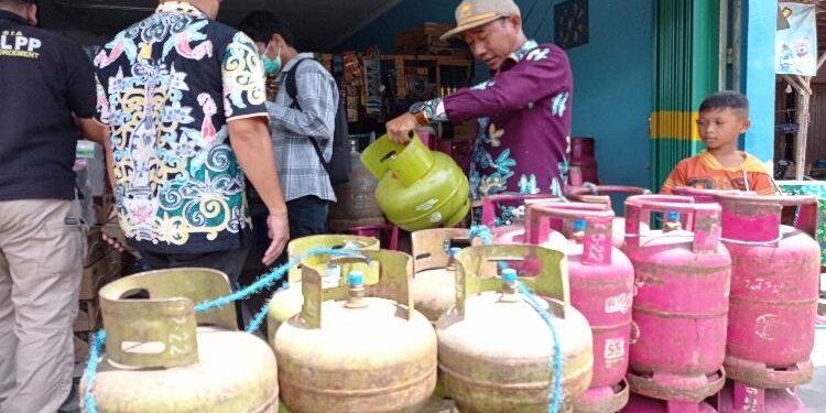 FOTO: RIZAL/MATAKALTENG - Kepala DPKUKMP Kota Palangka Raya, Samsul Rizal (pakai topi), pada saat melakukan sidak gas LPG di Jalan G Obos XII.