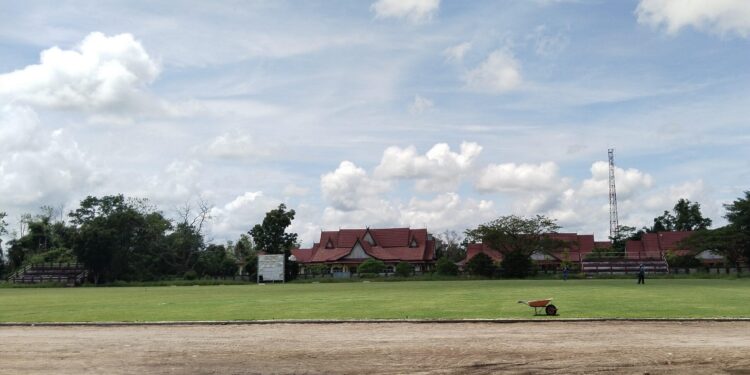 FOTO: AGUS/MATA KALTENG- Terlihat para pekerja sedang melakukan perawatan rumput yang ada di Stadion 29 November Sampit, Kamis 27 April 2023.