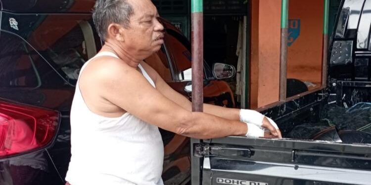 FOTO: RIZAL/MATAKALTENG - Warga Perumahan Supra, usai diberikan pertolongan medis.
