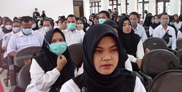 FOTO : DEVIANA/MATAKALTENG - PPPK yang baru menerima SK pengangkatan di Kotim, Kamis 27 April 2023.
