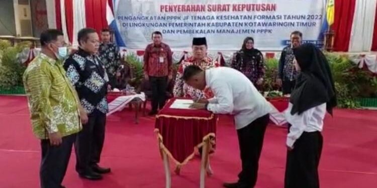 FOTO : DEVIANA/MATAKALTENG - Perwakilan pegawai saat menandatangani SK pengangkatan disaksikan Bupati Kotim Halikinnor, Kepala Dinas Kesehatan Kotim Umar Kaderi serta Sutriso Plt Direktur RSUD dr Murjani Sampit, Kamis 27 April 2023.