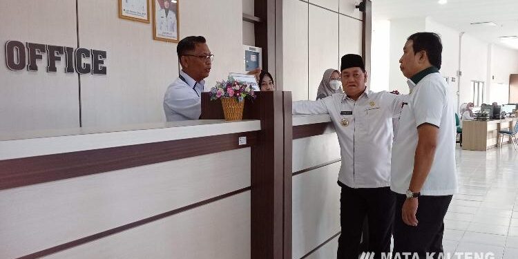 FOTO : DEVIANA/MATAKALTENG - Bupati Kotim Halikinnor di dampingi Sekda Fajrurrahman saat meninjau MPP Habaring Hurung, Rabu 26 April 2023.