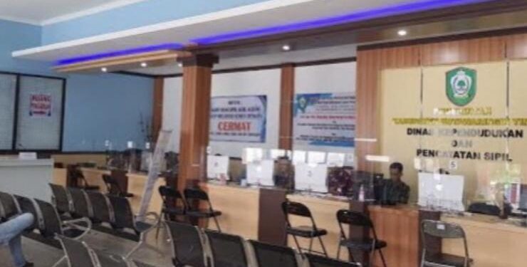 FOTO : DOK/MATAKALTENG - Suasana pelayanan di Kantor Dinas Kependudukan dan Pencatatan Sipil Kabupaten Kotim.