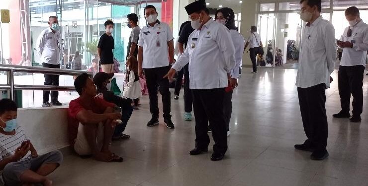 FOTO : DEVIANA/MATAKALTENG - Bupati Kotim Halikinnor saat menyapa pasien yang sedang menunggu antrian, Rabu 26 April 2023.