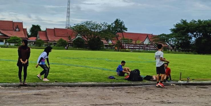 FOTO : AGUS/MATA KALTENG - Terlihat petugas sedang melakukan perawatan rumput yang ada di Stadion 29 November Sampit.