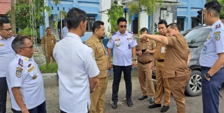 FOTO : DOK/MATA KALTENG - Bupati Kotim Halikinnor saat mengecek halaman Dinas Perhubungan yang menjadi lintasan latihan balap motor.