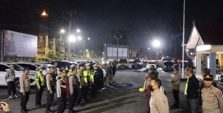 FOTO : AGUS/MATA KALTENG – Personil Polres Kotim saat melakukan apel beberapa waktu lalu di halaman Mapolres Kotim.