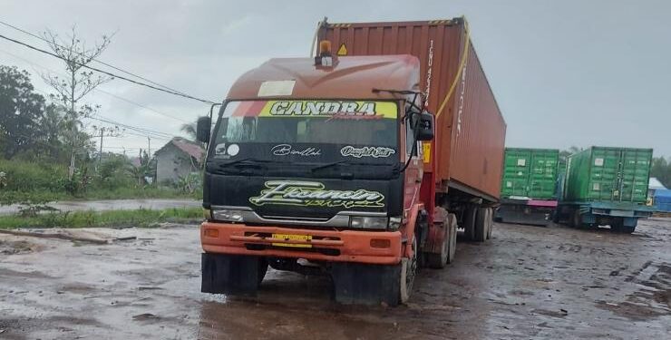 FOTO : IST/MATA KALTENG - Terlihat kendaraan kontainer yang menabrak kabel indihome di Jalan HM Arsyad, Sampit, Sabtu, 29 April 2023.