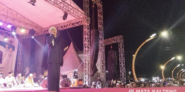 FOTO: AGUS/MATA KALTENG - Opick saat menghibur masyarakat Sampit pada acara Kotim Bersholawat di Terowongan Nur Mentaya Sampit, Minggu 30 April 2023 malam. 