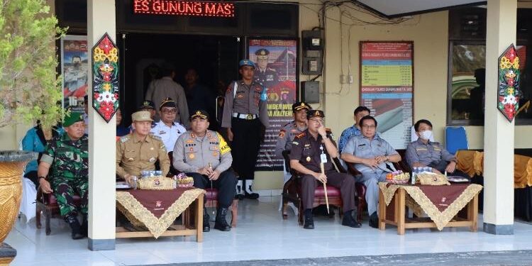 FOTO : DPRD GUNUNG MAS/MATA KALTENG - Ketua DPRD Kabupaten Gumas Akerman Sahidar (duduk dua dari kanan) ketika menghadiri suatu kegiatan di Polres Gumas, belum lama ini.