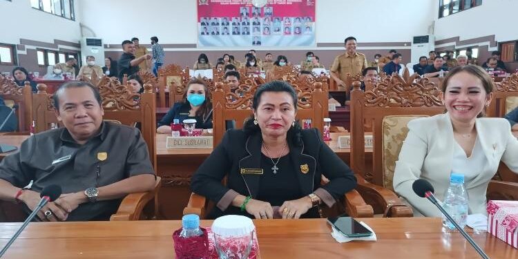 FOTO : RAYANIATIE DJANGKAN/MATA KALTENG - Anggota DPRD Gumas Rayaniatie Djangkan (tengah) saat bersama koleganya Nomi Aprilia (kanan) dan Punding S Merang, pada kegiatan di ruang rapat paripurna DPRD setempat, belum lama ini.