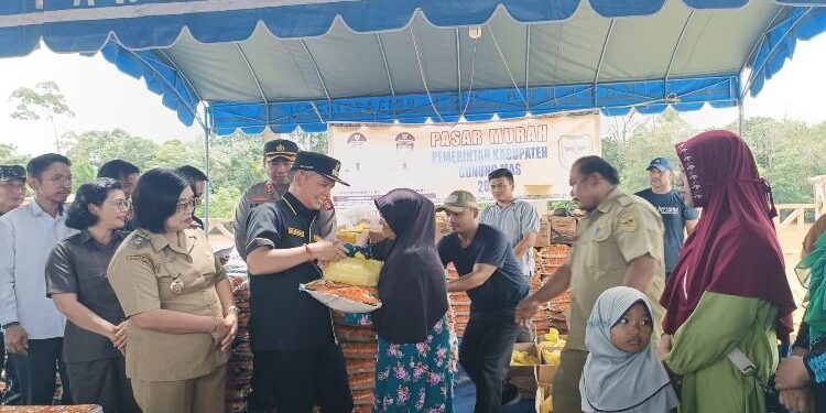 FOTO : DISKOMINFO SANTIK/MATAKALTENG - Bupati Gumas Jaya S Monong didampingi Wakil Bupati Efrensia LP Umbing, Kapolres AKBP Asep Bangbang Saputra, dan Kajari Sahroni, menyerahkan secara simbolis paket sembako murah kepada warga, di Taman Kota Kuala Kurun, Senin, 3 April 2023.