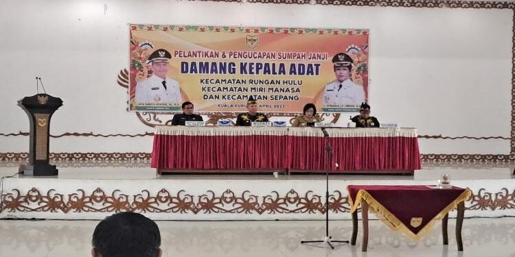 FOTO : DPRD/MATA KALTENG - Ketua DPRD Kabupaten Gumas Akerman Sahidar (duduk ujung kiri) menghadiri pelantikan dan mengambil sumpah janji tiga damang kepala adat, pekan lalu.