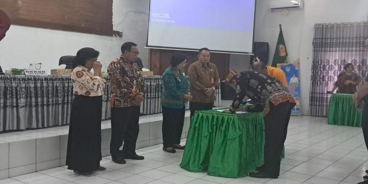 FOTO : DISKOMINFO SANTIK MATAKALTENG - Wakil Bupati Gumas Efrensia LP Umbing didampingi Kepala DP2KBP3A Edwin Yustian, perwakilan BKKBN Provinsi Kalteng menyaksikan penandatanganan nota kesepahaman pencegahan stunting dari hulu, di aula kantor bappedalitbang setempat, Jumat, 28 April 2023.
