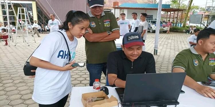 FOTO : DISDUKCAPIL/MATA KALTENG - Petugas disdukcapil ketika melayani warga yang memanfaatkan layanan aktivasi IKD di Taman Kota Kuala Kurun, belum lama ini.