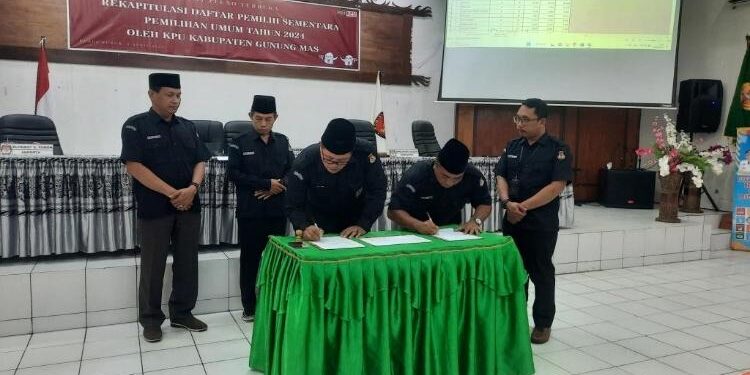 FOTO : SID/MATAKALTENG - Ketua KPU Kabupaten Gumas Stepenson dan komisioner KPU menandatangani berita acara rapat pleno terbuka rekapitulasi DPS pemilu tahun 2024, di aula kantor bappedalitbang setempat, Rabu, 5 April 2023.