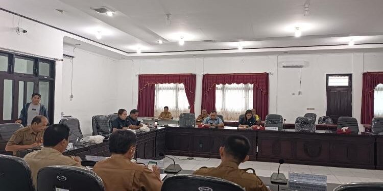 FOTO : DPRD GUMAS/MATA KALTENG - Ketua Komisi II DPRD Gumas Nomi Aprilia bersama anggota komisi II, memimpin RDP ulang dengan para camat, lurah, kades, serta perwakilan masyarakat, di ruang rapat komisi DPRD, Senin, 3 April 2023.
