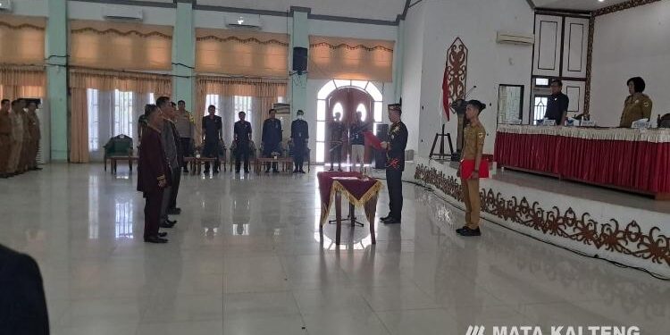 FOTO : DISKOMINFO SANTIK/MATA KALTENG - Bupati yang juga Ketua DAD Kabupaten Gumas Jaya S Monong ketika melantik dan mengambil sumpah janji tiga damang kepala adat, di GPU Damang Batu, pekan lalu.