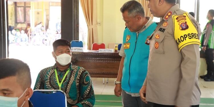 FOTO: HUMAS POLRES GUMAS/MATA KALTENG - Kapolres Gumas AKBP Asep Bangbang Saputra didampingi Kabag SDM AKP Made Suta, Kasubbagselek Bagdalpers Biro SDM Polda Kalteng Kompol Erwin TS Situmorang, meninjau langsung pelaksanaan rikmin awal, di Aula Patria Tama 95 mapolres setempat, Rabu 26 April 2023.
