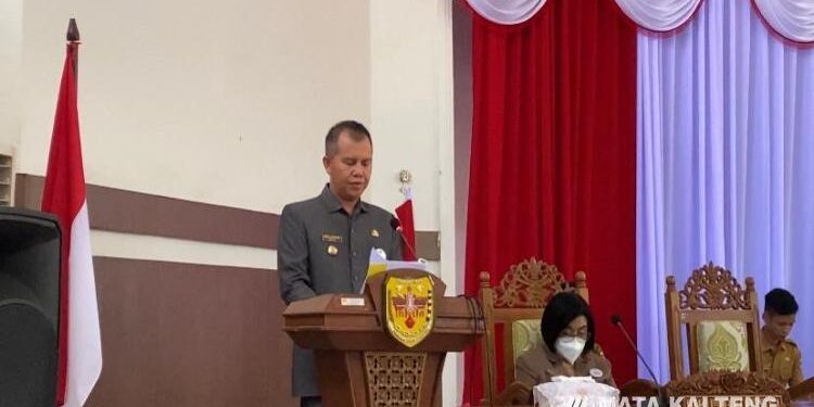 FOTO : DISKOMINFO SANTIK/MATA KALTENG - Bupati Gumas Jaya S Monong ketika menyampaikan LKPJ tahun 2022, pada Rapat Paripurna ke-2 Masa Persidangan II Tahun Sidang 2023, pekan lalu.