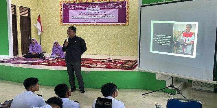 FOTO : SATRES NARKOBA POLRES GUMAS/MATA KALTENG - Kasat Narkoba Polres Gumas Iptu Budi Utomo memberikan materi bahaya dan anti narkoba kepada ratusan peserta didik, yang sedang mengikuti sekolah ramadan, di aula kantor kementerian agama setempat, Minggu, 2 Maret 2023.