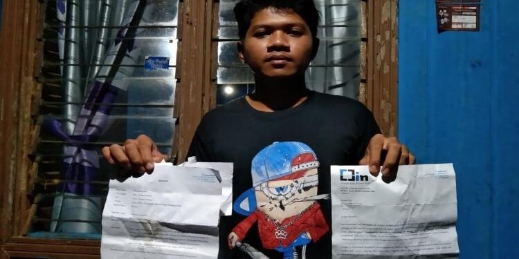 FOTO : SID/MATA KALTENG - Mantan karyawan PBS saat memperlihatkan surat PHK, Selasa, 11 April 2023.