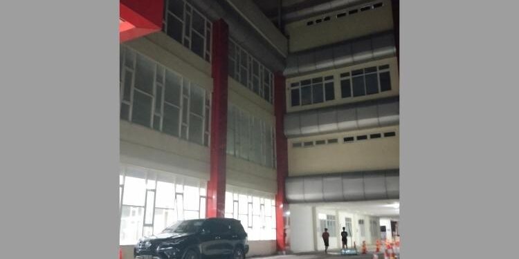 FOTO: AGUS/MATA KALTENG - Mobil Wakil Bupati Kotim, berada di RSUD dr Murjani Sampit, saat mengunjungi pasien di rumah sakit yang diduga keracunan makanan takjil Ramadan.