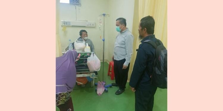 FOTO: IST/MATA KALTENG - Kepala Dinkes Kotim, Umar Kaderi saat menjenguk pasien di RSUD dr Murjani Sampit yang diduga menjadi korban keracunan kue Ramadan.