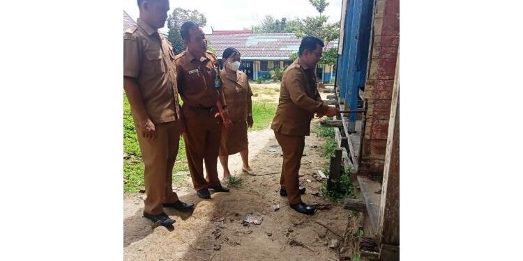 FOTO : DISKOMINFO SANTIK/MATA KALTENG - Bupati Gumas Jaya S Monong melalui Plt Kepala Disdikpora Aprianto didampingi Kepala SMPN 1 Kurun Yono, saat melakukan pembongkaran bangunan yang tidak layak pakai di SMPN 1 Kurun, Senin 10 April 2023.