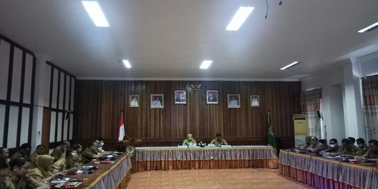 FOTO: ALDI/MATA KALTENG - Suasana saat rapat evaluasi penyelenggaraan pemerintahan triwulan I yang dipimpin langsung oleh Wakil Bupati Seruyan, Iswanti di Aula Kantor Bupati Seruyan, Senin 3 April 2023.