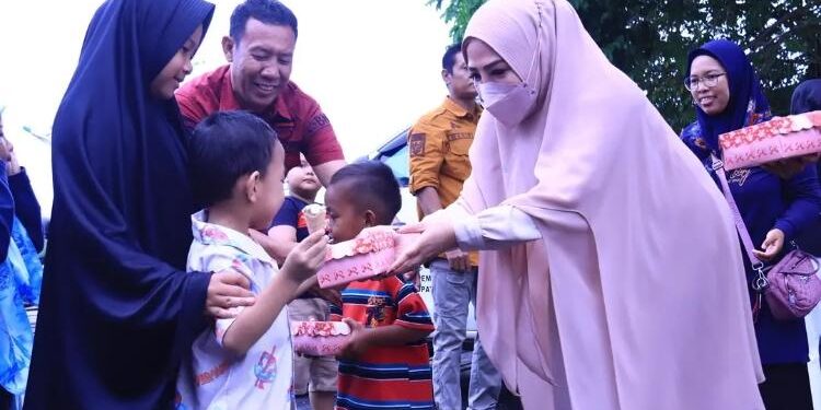 FOTO: PROKOM SERUYAN/MATA KALTENG - Wakil Bupati Seruyan, Iswanti (kanan) saat berbagi takjil gratis kepada sejumlah masyarakat wilayah dalam Kota Kuala Pembuang beberapa waktu lalu.