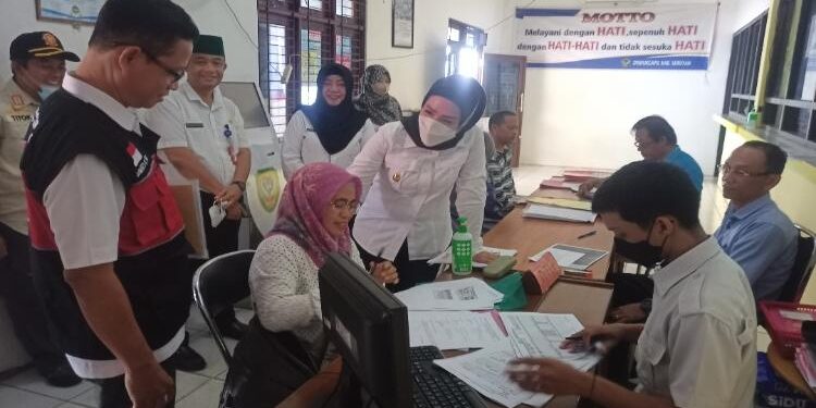 FOTO: ALDI/MATA KALTENG - Wakil Bupati Seruyan, Iswanti saat memantau pelayanan di Disdukcapil Kabupaten Seruyan saat sidak di beberapa OPD, Rabu 5 April 2023.