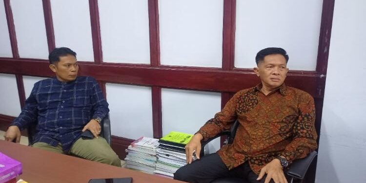 FOTO: ALDI/MATA KALTENG - Wakil Ketua I DPRD Seruyan, Bambang Yantoko (kanan) saat diwawancarai oleh sejumlah awak media di ruang kerja komisi DPRD setempat baru-baru ini.