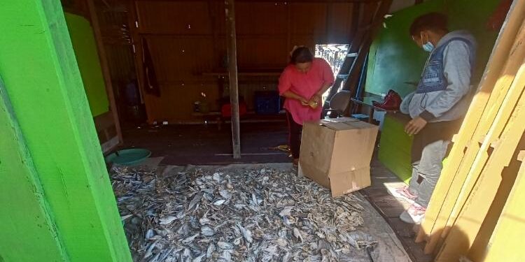 FOTO: DOK. ALDI/MATA KALTENG - Salah satu pengepul ikan asin laut yang ada di TPI Kuala Pembuang.