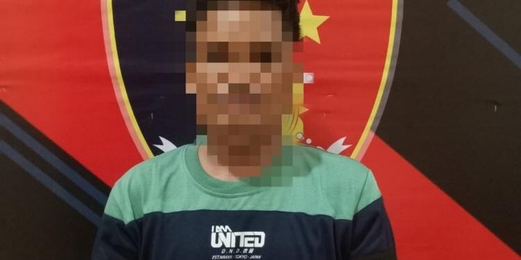 FOTO: IST/MATA KALTENG - AS (40) yang berhasil diamankan Polres Seruyan karena telah menggelapkan pupuk milik PT MIK, Kecamatan Danau Sembuluh baru-baru ini.