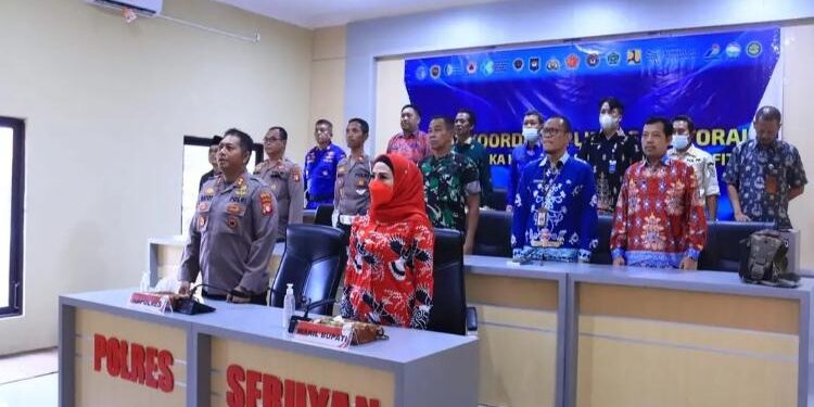 FOTO: PROKOM SERUYAN/MATA KALTENG - Wakil Bupati Seruyan, Iswanti (kanan depan) saat menghadiri rapat lintas sektoral secara daring dalam rangka menghadapi Idul Fitri 1444 Hijriah di di Gedung Video Conference Wicaksana Laghawa Polres Seruyan, Kamis 6 Maret 2023.