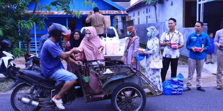 FOTO: PROKOM SERUYAN/MATA KALTENG - Wakil Bupati Seruyan, Iswanti saat membagikan takjil gratis kepada masyarakat di Desa Persil Raya, Kecamatan Seruyan Hilir, Kamis 6 Maret 2023.