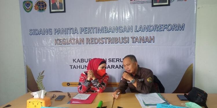 FOTO: ALDI/MATA KALTENG - Wakil Bupati Seruyan, Iswanti (kiri) saat mengikuti Sidang Panitia Pertimbangan Landreform di PT. SPW Kartika, Kecamatan Seruyan Hilir Timur, Kamis 6 April 2023.