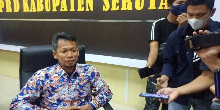 FOTO: ALDI/MATA KALTENG - Ketua Bapemperda DPRD Seruyan, Arahman (kiri) saat diwawancarai oleh sejumlah awak media di Kantor DPRD setempat beberapa waktu lalu.