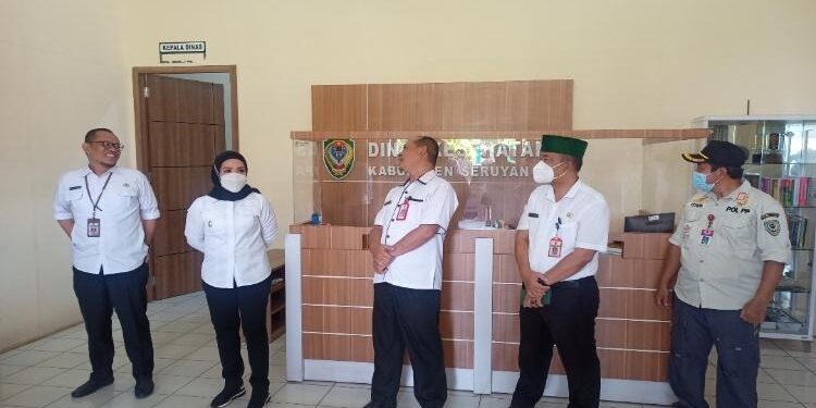 FOTO: ALDI/MATA KALTENG - Wakil Bupati Seruyan, Iswanti (dua dari kiri) saat melaksanakan sidah di Dinkes Kabupaten Seruyan untuk memantau disiplin ASN beberapa waktu lalu.