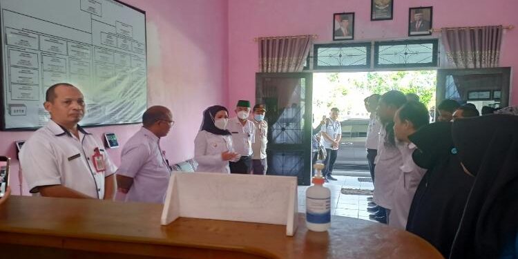 FOTO: ALDI/MATA KALTENG - Wakil Bupati Seruyan, Iswanti saat menyidak disiplin ASN di DKPP Seruyan beberapa waktu lalu.