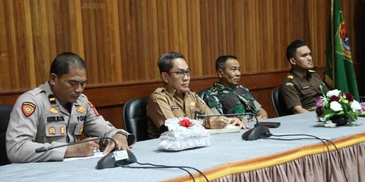 FOTO: PROKOM SERUYAN/MATA KALTENG - Asisten Perekonomian dan Pembangunan Setda Seruyan, Adhian Noor (dua dari kiri) saat mengikuti rakor pengendalian inflasi di daerah via zoom meeting di Aula Kantor Bupati Seruyan, Senin 10 April 2023.