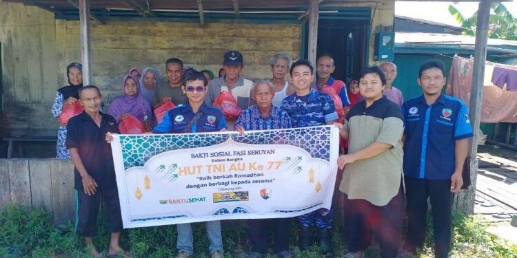 FOTO: IST/MATA KALTENG - FASI Kabupaten Seruyan saat melaksanakan bakss pembagian paket sembako kepada masyarakat di KP II, Kecamatan Seruyan Hilir, Rabu 12 April 2023.