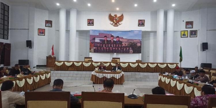 FOTO: ALDI/MATA KALTENG - Suasana saat RDP di Aula Gedung DPRD setempat, Selasa 11 April 2023 kemarin malam.