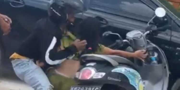 FOTO : IST/MATAKALTENG - Pelaku saat melakukan penganiayaan terhadap istrinya dan sempat di lerai oleh warga setempat. 