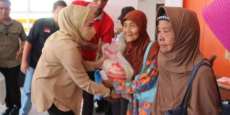 FOTO: PROKOM SERUYAN/MATA KALTENG - Wakil Bupati Seruyan, Iswanti (kiri) saat menyerahkan secara simbolis bantuan beras pemerintah untuk masyarakat yang ada di wilayah setempat, Jum'at 14 April 2023.
