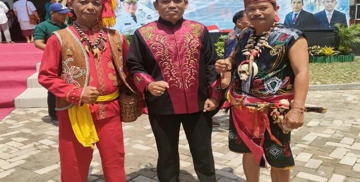 Plt Kepala Dinas Pendidikan Kabupaten Kotim, M Irfansyah (tengah)