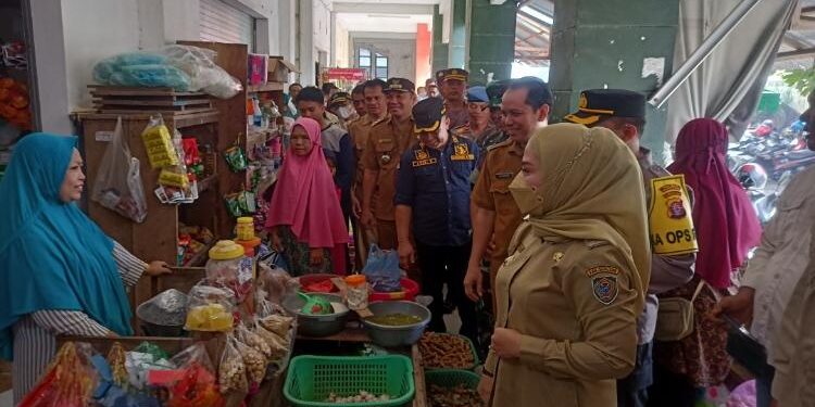 FOTO: ALDI SETIAWAN/MATA KALTENG - Wakil Bupati Seruyan, Iswanti (kanan) bersama sejumlah pihak terkait saat melaksanakan sidak di kawasan Pasar Saik Kuala Pembuang, Selasa 18 April 2023.